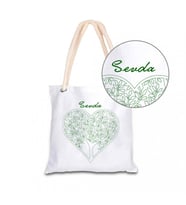 Kişiye Özel İsim Baskılı Kalp Ağacı Temalı Bez Kol Çantası 40x40 cm HK2430 (Beyaz)