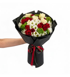 Beyaz Bukette 17 Kırmızı Gül ve 6 Beyaz Gül