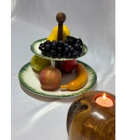 Aless 2 KATLI YEŞİL DETAYLI YUVARLAK AHŞAP KULPLU PORSELEN SUNUMLUK ÇEREZLİK MEYVELİK (Beyaz - Ceviz)