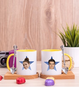 Kişiye Özel Mavi Yıldız Kafa Fotoğraflı İkili Ahşap Altlıklı Sarı Kupa