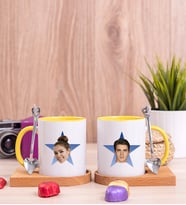 Kişiye Özel Mavi Yıldız Kafa Fotoğraflı İkili Ahşap Altlıklı Sarı Kupa