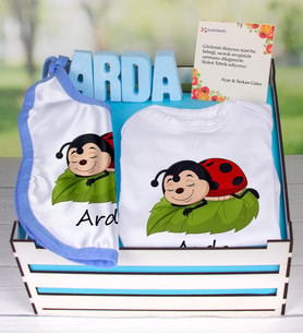 eJOYA Ahşap Sandıkta Kişiye Özel Zıbın Önlük Ve Taş İsimlik Bebek Hediye Seti 109448 (Mavi)