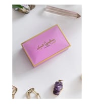 DAKS 2002 HEDİYELİK TENEKE KUTU LUCENT SYMPHONY - PEMBE 6x9.5x3cm