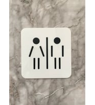 Parlak Beyaz Minimal WC Yönlendirme Levhası