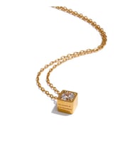 18 Ayar Altın Kaplama Küp Form Tek Taş Gold Kolye – Modern Premium Model