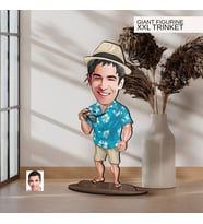 BK Gift Kişiye Özel Tatilci Adam Karikatürlü Büyük Boy Ahşap Biblo-1 Arkadaşa Hediye , Sevgiliye Hediye, Kişiye Özel Biblolar