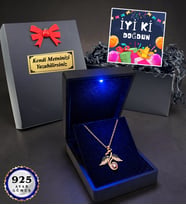 Kişiye Özel Doğum Günü Hediyesi Işıklı Kutuda 925 Ayar Rose Gümüş Sevgi Meleği Kolye  100 Dilde Seni Seviyorum
