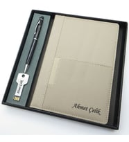 Signator® Codex  N282 Kişiye Özel Defterli Set - İsme Özel Siyah Kalem + İsme Özel Bej Defter + İsme Özel 32 GB USB Bellek İsme Özel Kutusunda Hediyelik Set (Karışık)