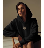 Ragdoll Kedili Hoodie Unisex %100 Pamuk  Siyah Kapüşonlu Sweatshirt Göğüs Ortası Minimal Logo