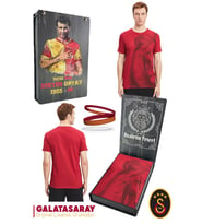 Galatasaray Orijinal Lisanslı Aslan Baskılı T-Shirt + Bileklik Set Hediyelik Ahşap Kutulu (Kırmızı)