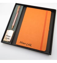 Signator® Codex  N261 Kişiye Özel Defterli Set - İsme Özel Pembe Kalem + İsme Özel Turuncu Defter + İsme Özel Gold Çakmak İsme Özel Kutusunda Hediyelik Set (Karışık)