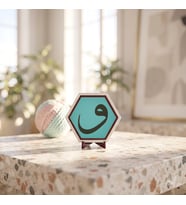 Gönüllere Hitap Eden Vav Motifli Masaüstü Aksesuarı Çalışma Alanlarınıza Estetik Katan Modern Özel Tasarım Ürün 10x10 cm