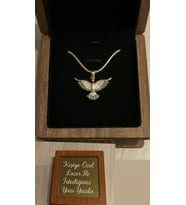 Kişiye Özel Tasarımlı Ahşap Kutu ve Yeşil Taşlı Anka Kuşu Kolye (Gold)