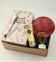 Kişiye Özel Beyaz Roller Kalem& Tüy Tasarımlı Defter& Eyüp Sabri Tuncer El Kremi& Tekli Koyu Pembe Kahve Fincanı& Dekoratif Bereket Narı Hediye Seti