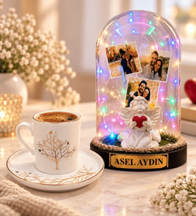 Kişiye Özel 3 Fotoğraflı Yazılı Renkli LED Işıklı Beyaz Melekli Fanus ve Hayat Ağacı Kahve Fincanı