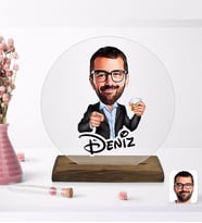 BK Gift Kişiye Özel Erkek Karikatürlü Yuvarlak Ahşap Standlı Biblo-50