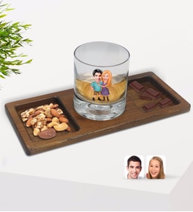 BK Gift Kişiye Özel Sevgililer Karikatürlü Viski Bardağı ve Doğal Masif Ahşap Dikdörtgen Sunum Tabağı Çerezlik Hediye Seti-80