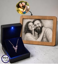 Kişiye Özel Karakalem Fotoğraf Çerçevesi ve 925 Ayar Gümüş Daldaki Kelebek Kolye