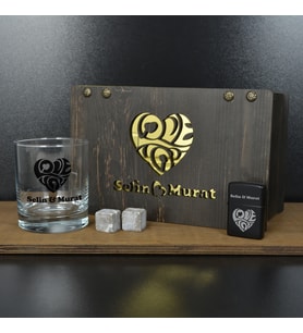 Çiftlere Özel Love Desenli Premium Viski Seti – Ahşap Kutulu  Bardak, Viski Taşı ve Metal Çakmak