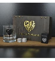 Çiftlere Özel Love Desenli Premium Viski Seti – Ahşap Kutulu  Bardak, Viski Taşı ve Metal Çakmak