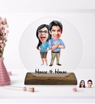 BK Gift Kişiye Özel Sevgililer Karikatürlü Yuvarlak Ahşap Standlı Biblo-101