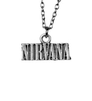 Unisex Nirvana Grubu Kolyesi – 60 cm Metal Gümüş Renk, Müzikle Dolu Tarz!