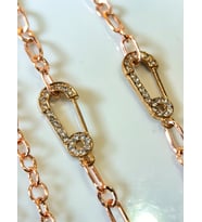 Gözlük Zinciri – Roze Kaplamalı Zirkon Taşlı, Çengelli İğne Figürlü – ThinBlack® Narin Serisi (Rose Gold Altın)