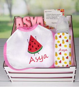eJOYA Ahşap Sandıkta Kişiye Özel Önlük Biberon Ve Taş İsimlik Bebek Hediye Seti 109545 (Pembe)