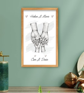BK Gift Kişiye Özel Siyah Beyaz El Ele Tutuşan Aile Tasarımlı Ahşap Çerçeveli Tablo-1 40x25cm, Anneye Hediye, Aile Hediyesi