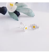 beyaz papatyalı gümüş çocuk küpesi (Gümüş)