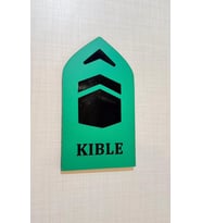 10'lu Kıble Yön Levhası Otel Ev İşyeri Kıble Yön Gösterici Yeşil Pleksi Kendinden Yapışkanlı 8x14cm