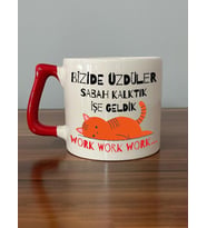 Bizide Üzdüler Sabah Kalktık İşe Geldik Baskılı Kırmızı Kulplu D Kupa (Beyaz)