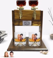 BK Gift Kişiye Özel Renkli Baskılı Sevgililer Karikatürlü İkili Viski Bardağı ve Çift Musluklu Doğal Ahşap Viski Standı-3 (Model 1)