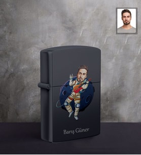 Kişiye Özel Uzay Karikatürlü UV Baskılı Siyah Benzinli Cakmak Bay-1