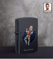 Kişiye Özel Uzay Karikatürlü UV Baskılı Siyah Benzinli Cakmak Bay-1