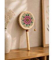 Renkli Desenli Ahşap Saplı Ritim Davulu – El Davulu 28 Cm