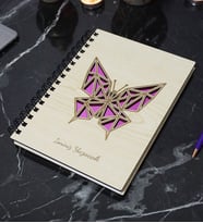 Kişiye Özel Kelebek Desenli Ahşap Kapaklı Defter - Ajanda - İsme Özel - A5 60 Yaprak (120 SAYFA) Hediyelik (Pembe)