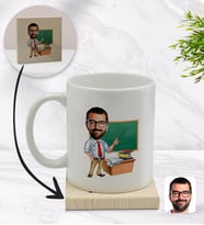 BK Gift Kişiye Özel Erkek Öğretmen Karikatürlü Beyaz Kupa Bardak ve Ahşap Bardak Altlığı Hediye Seti - Model 1