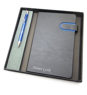Signator® Codex  N293 Kişiye Özel Defterli Set - İsme Özel Mavi Kalem + İsme Özel Siyah Defter  İsme Özel Kutusunda Hediyelik Set (Karışık)