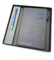 Signator® Codex  N293 Kişiye Özel Defterli Set - İsme Özel Mavi Kalem + İsme Özel Siyah Defter  İsme Özel Kutusunda Hediyelik Set (Karışık)