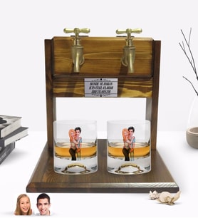 BK Gift Kişiye Özel Renkli Baskılı Sevgililer Karikatürlü İkili Viski Bardağı ve Çift Musluklu Doğal Ahşap Viski Standı-85 (Model 1)