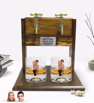 BK Gift Kişiye Özel Renkli Baskılı Sevgililer Karikatürlü İkili Viski Bardağı ve Çift Musluklu Doğal Ahşap Viski Standı-85 (Model 1)