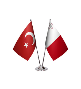 Malta İkili Masa Bayrağı