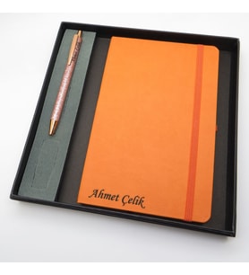 Signator® Codex  N259 Kişiye Özel Defterli Set - İsme Özel Pembe Kalem + İsme Özel Turuncu Defter  İsme Özel Kutusunda Hediyelik Set (Karışık)