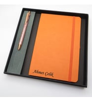 Signator® Codex  N259 Kişiye Özel Defterli Set - İsme Özel Pembe Kalem + İsme Özel Turuncu Defter  İsme Özel Kutusunda Hediyelik Set (Karışık)