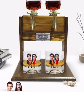 BK Gift Kişiye Özel Renkli Baskılı Sevgililer Karikatürlü İkili Viski Bardağı ve Çift Musluklu Doğal Ahşap Viski Standı-4 (Model 1)