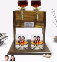 BK Gift Kişiye Özel Renkli Baskılı Sevgililer Karikatürlü İkili Viski Bardağı ve Çift Musluklu Doğal Ahşap Viski Standı-4 (Model 1)