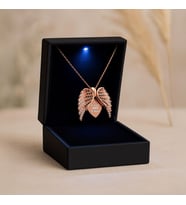 Işıklı Kutuda Aşkın Kanatları İsimli Gümüş Kolye (Rose)
