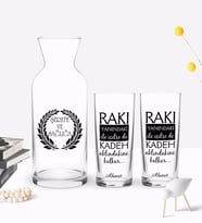 BK Gift Kişiye Özel Renkli Baskılı Rakı Yanındaki İle İçilse De Tasarımlı İkili Rakı Bardağı ve Karaf Hediye Seti-1 (Model 1)