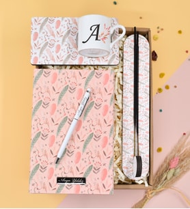 Kişiye Özel Beyaz Touch Pen& Tüy Tasarımlı Defter& Tüy Tasarım Desenli Tütsülük& Harf Baskılı Fincan& Fincan Altlığı Hediye Seti